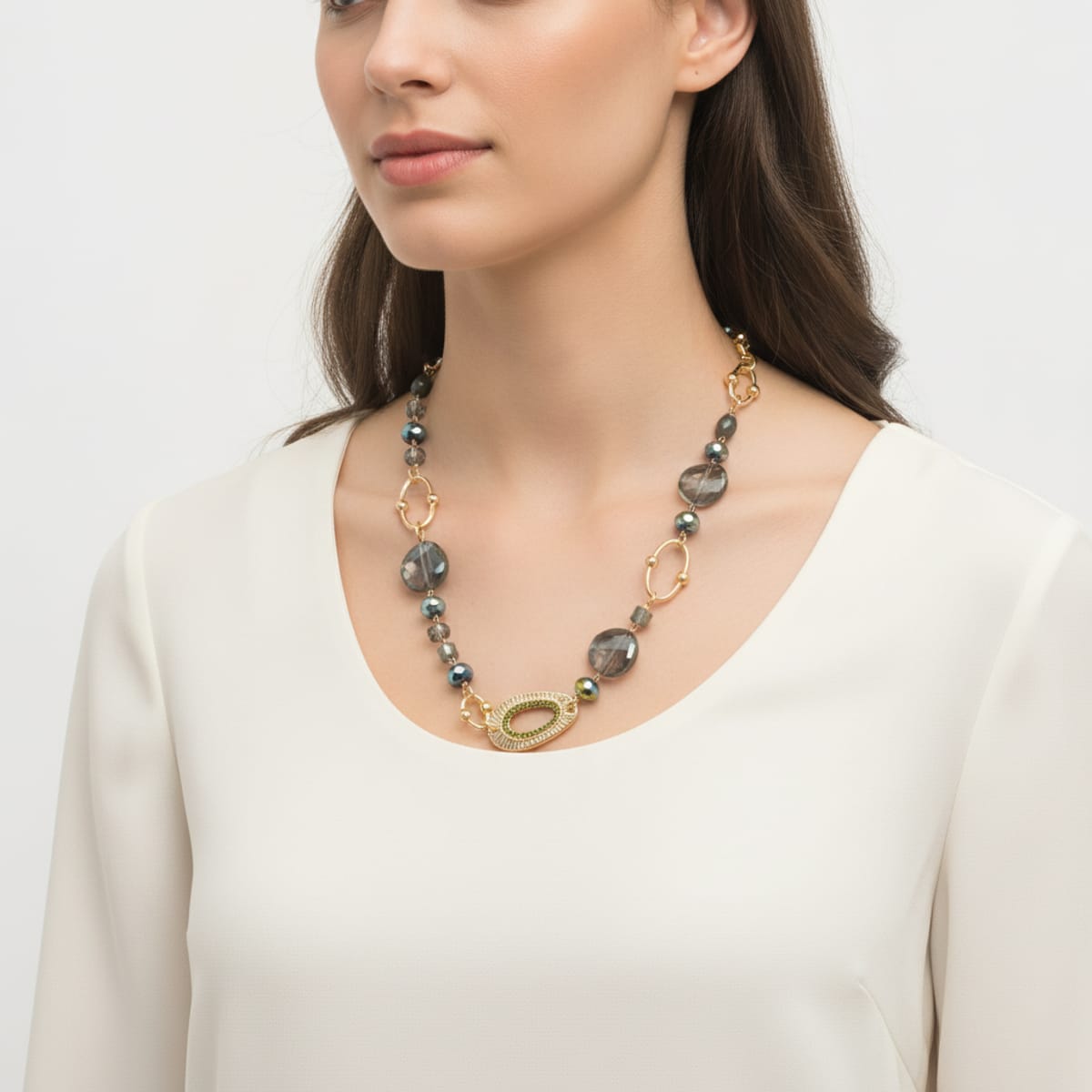 Collana Lunga Colpi di Testa con Perle Iridescenti e Dettagli Dorati